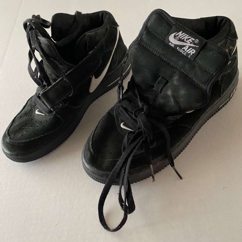 Nike sneaker black and Air Force 1 suede size 6
